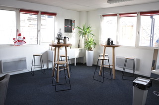 Salle d accueil avec mange-debout au centre 3CF