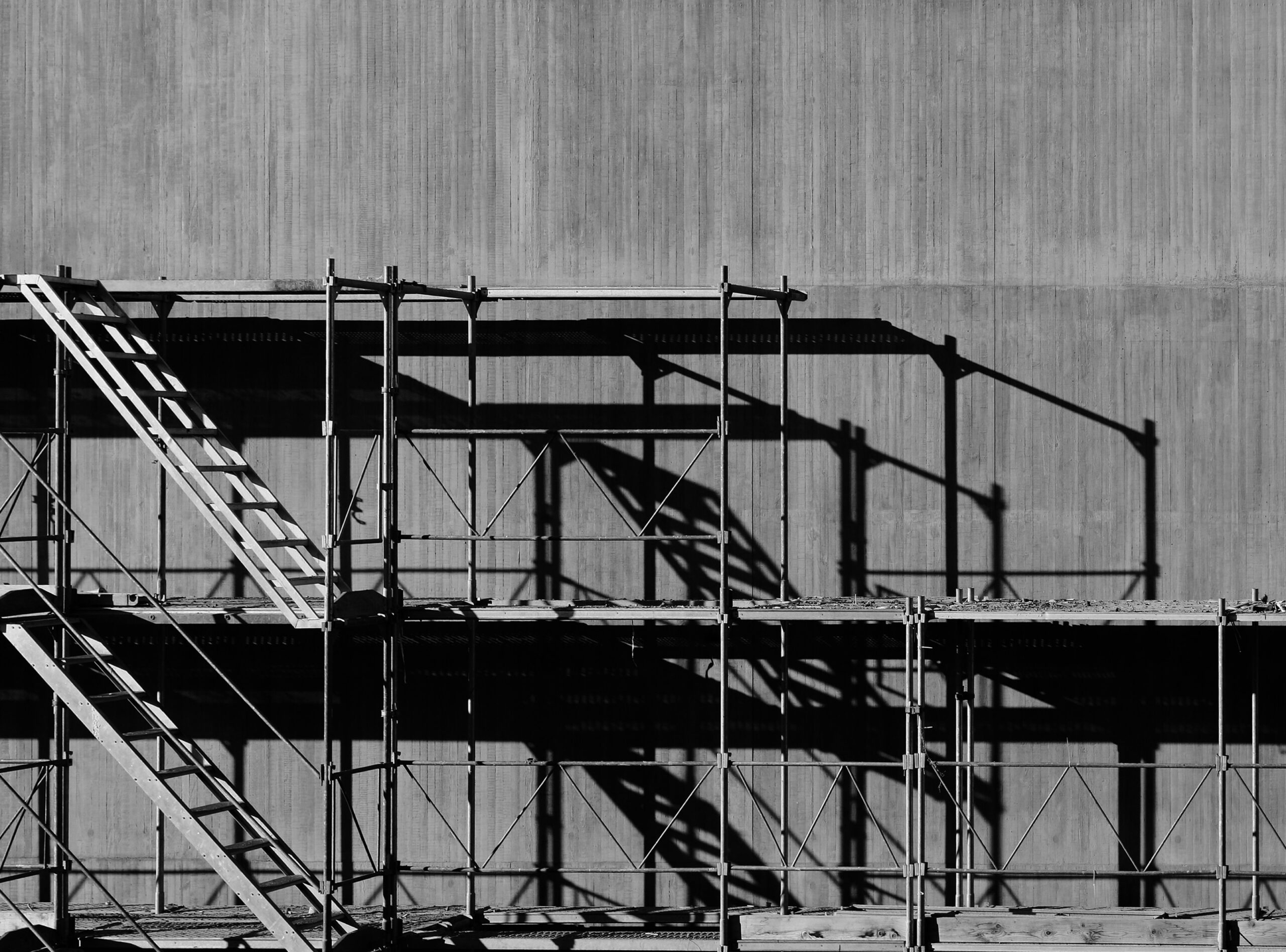 Échafaudage métallique avec escalier sur chantier de construction